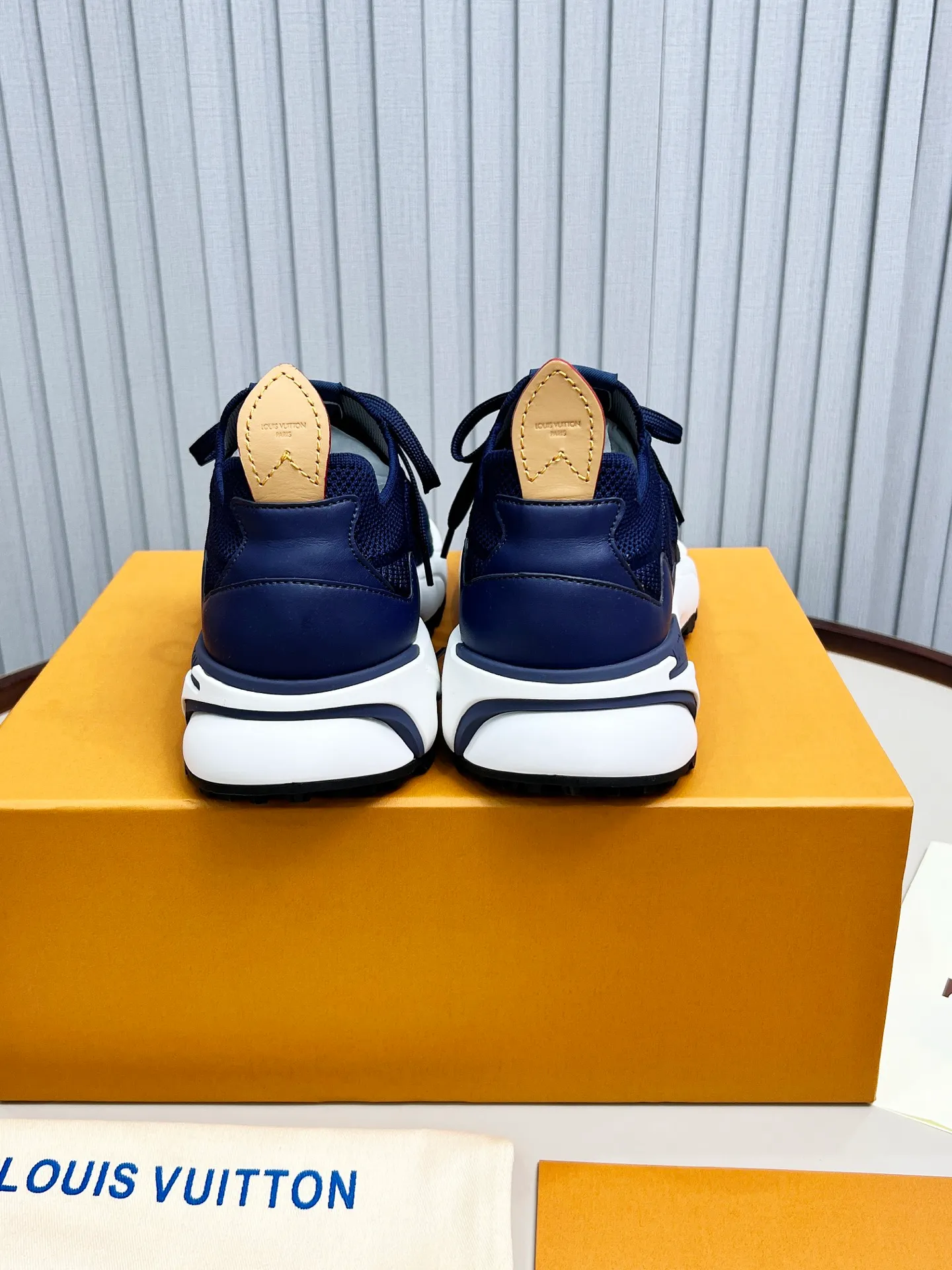Top version: 560💰 LV Louis Vuitton L Jialu brand Runner Tatic series thick-soled casual sports shoes running shoes Original purchase development and production This LV Runner Tatic sports shoe is blended with fly-knit fabric material to interpret the inspiration of traditional mountaineering shoes. The LV letters are written on one side, the Louis Vuitton logo, and the light and wear-resistant rubber outsole complete the whole package. The delivery counter is exquisitely packaged🛍📦 ▪️Fabrics: Original imported custom fly-knit fabric ▪️Inner lining: Original custom-made breathable mesh ▪️Sole: Original molded anti-slip rubber combination material ▪️Sole thickness: 4CM ▪️Size: Men's 39-45